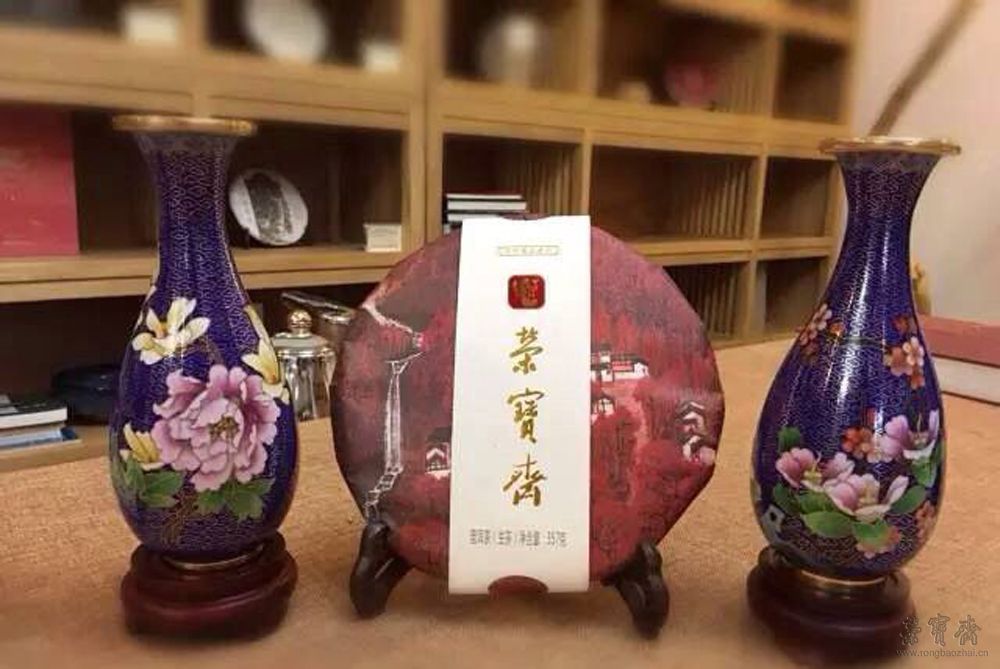 铜胎掐丝珐琅玉兰瓶