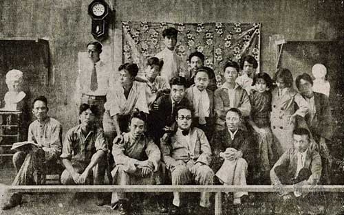 1932年上海美专20周年校庆绘画研究所师生合影