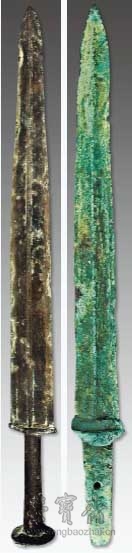 左:春秋 薄格扁茎剑 苏州丝绸印花厂出土 通长:44.1cm、格宽:4.3cm 苏州博物馆藏 右:春秋 有格扁茎剑 苏州娄葑砖瓦厂出土 通长:36.8cm、身宽:3.7 苏州博物馆藏