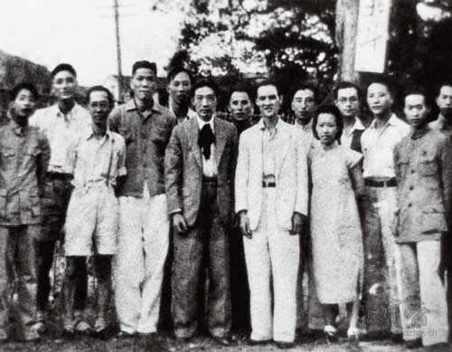 1937年，徐悲鸿、张安治在桂林