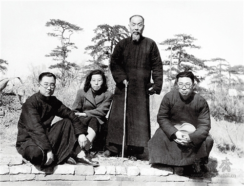1942年，辅仁大学陈垣校长和青年教师合影。左一为启功先生