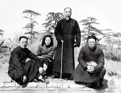 1942年,辅仁大学陈垣校长和青年教师合影。左一为启功先生