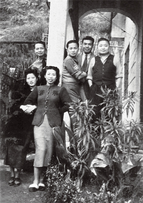 1945年，在黄苗子、郁风家门前合影。右起张光宇、周多、黄苗子、郁风、张正宇、刘先