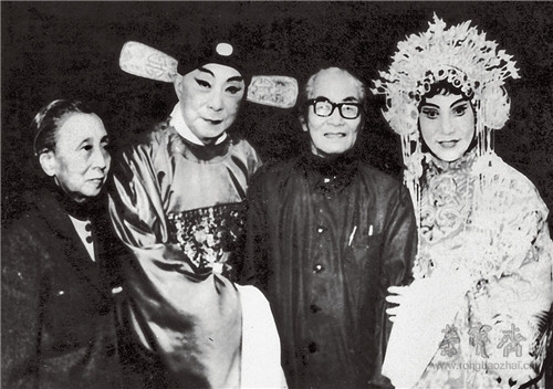 1970年代，关良、顾卓英夫妇与戏剧大师俞振飞(左二)、童芷苓(左四)合影