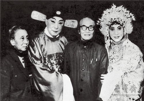 1970年代,关良、顾卓英夫妇与戏剧大师俞振飞(左二)、童芷苓(左四)合影