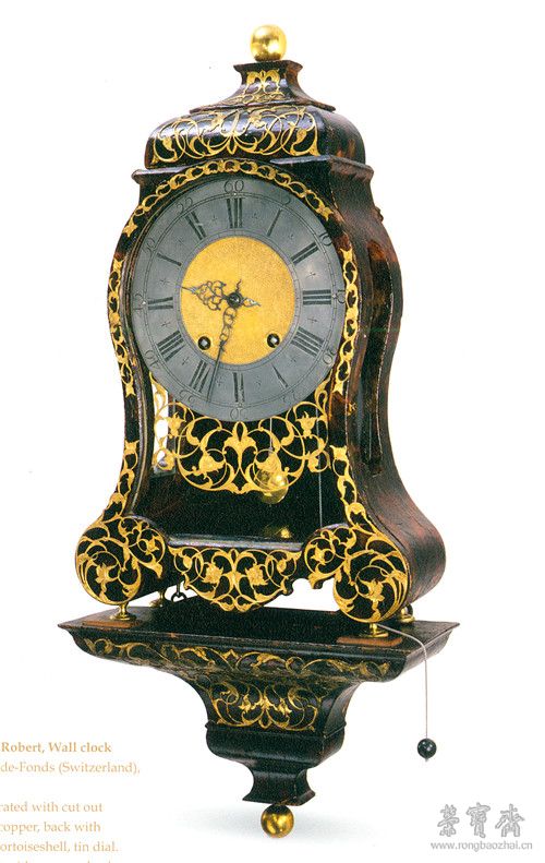 挂钟，瑞士拉绍德封，约1750年。该壁钟外壳装饰有镂空铜饰，绘仿玳瑁底色，嵌锡质钟盘，四时及八时处有两个上链孔。内为冕状轮擒纵系统机芯和摆线钟锤调校器，顶部安有铃式整点和半点自鸣装置