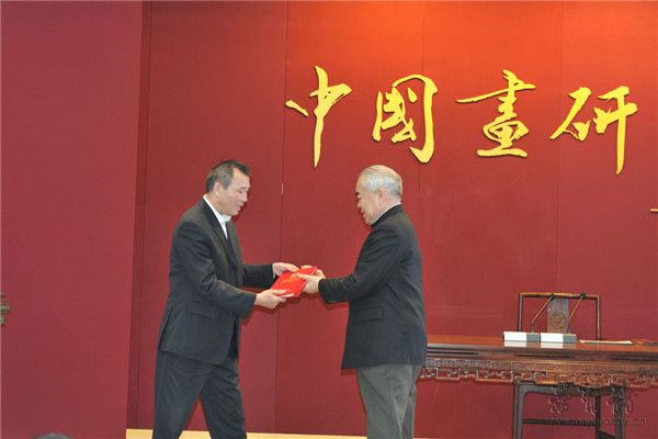 北京市西城区地方税务局授予范先生“荣誉纳税人”称号并颁发证书