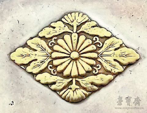 图9 银烟盒上的朝香宫家纹