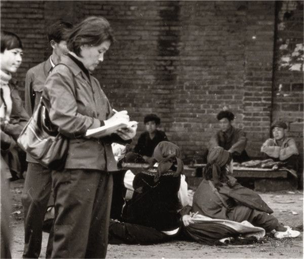 1982年10月,周思聪于凉山昭觉街头画速写,邓华清摄