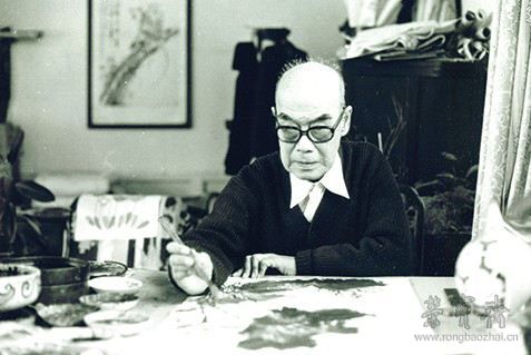 王雪涛在西城区西斜街古直胡同1号北屋中作画
