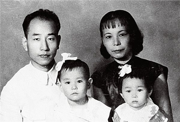 1938年，鲁少飞与家人在广州合影