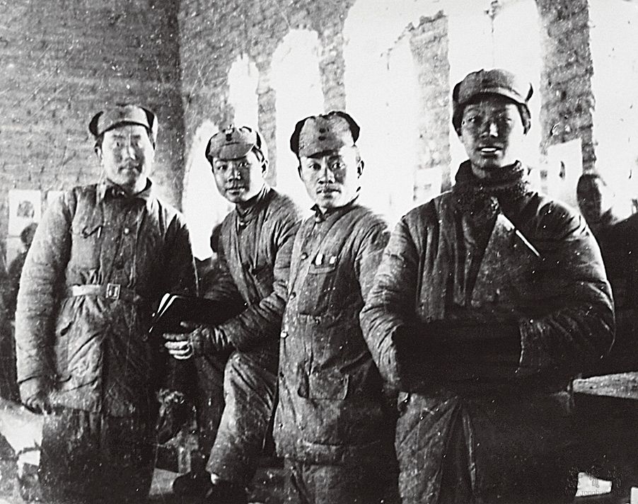1938年“鲁艺木刻工作团”成立。左起：彦涵、华山、胡一川、罗工柳