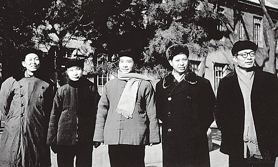 1958年，中央美术学院油画系教师合影。左起：董希文、许幸之、吴作人、罗工柳、艾中信