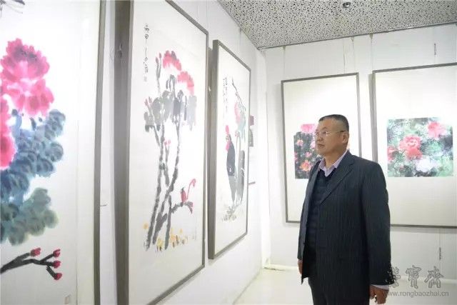 李星辰老师参观画展戈晓湘老师参观画展刘伽郡老师与参观者合影画家