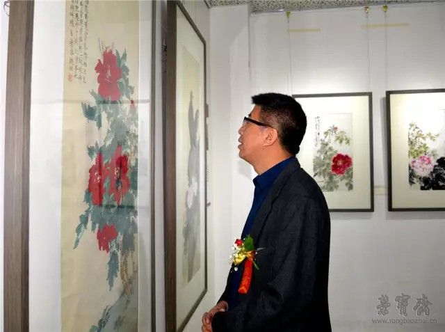 戈晓湘老师参观画展刘伽郡老师与参观者合影画家阮晓晖签名画册展厅