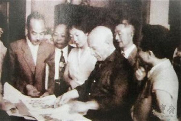 1956年王雪涛参加中国文化代表团访问欧洲,在法国与毕加索相唔,王雪涛(左一)向毕加索介绍赠送齐白石木版水印画集