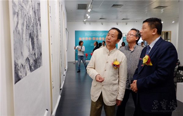  湖南省美术家协会主席朱训德先生与三湘集团董事长刘胜辉先生观看展览