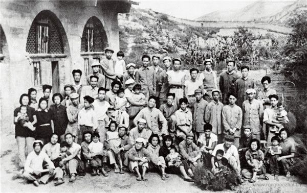 1942年，延安文艺座谈会后鲁艺美术系部分同志合影