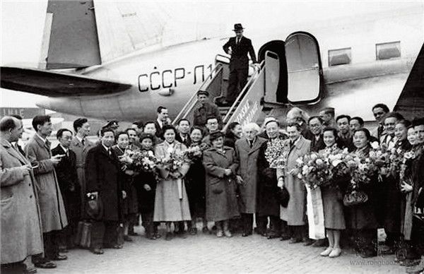 1949年4月，古元作为中国代表团成员赴捷克斯洛伐克参加“第一届拥护世界和平大会”