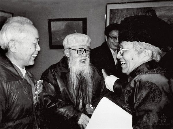 1994年，古元在中国美术馆举办的第八届全国美展开幕式上与蔡若虹、邵宇交谈