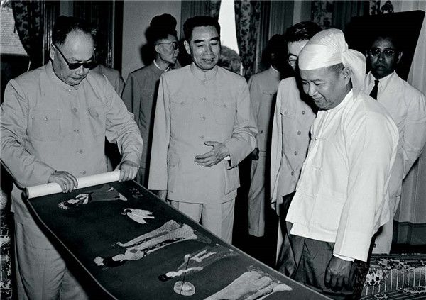 周恩来、陈毅等国家领导人向缅甸总理乌努赠送荣宝斋木板水印《簪花仕女图》