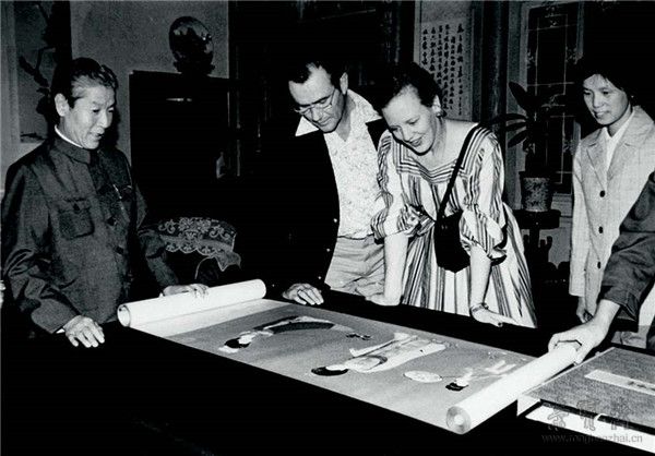 丹麦女王（左三）及亲王阁下参观木板水印《簪花仕女图》（左一为荣宝斋经理侯恺）