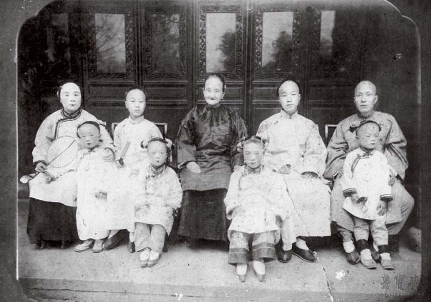 第一张相片左方的女士就是王季欢先生的母亲，坐在她左手边的少年为王季欢