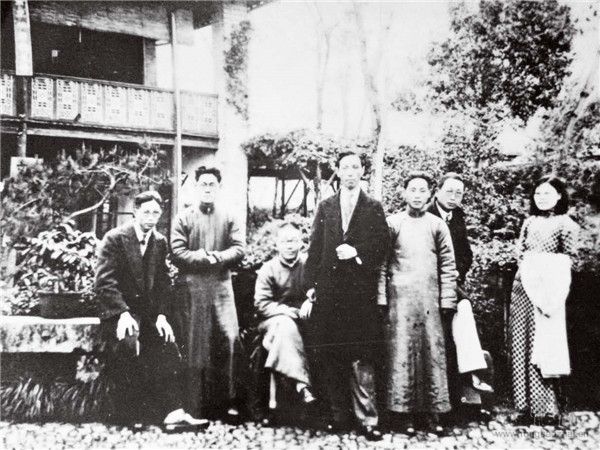 1935年，白社成员在西泠印社合影。左起：吴茀之、张书旂、潘天寿、诸闻韵、诸乐三、张振铎、郭沫汶