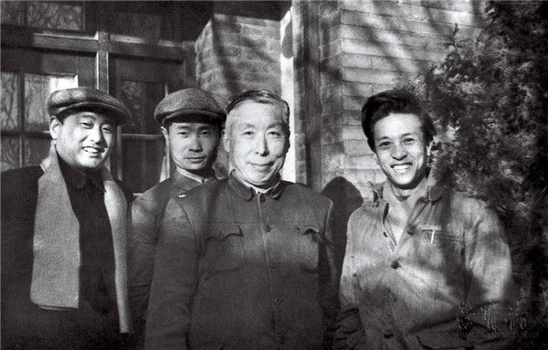 1960年，罗尔纯（左二）与卫天霖（右二）、吴静波（左一）、丁慈康（右一）合影