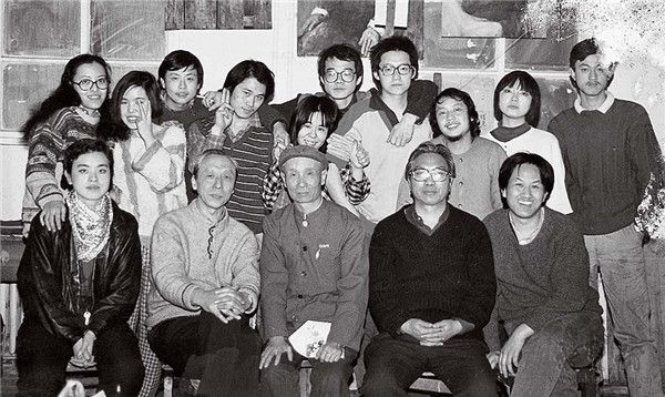 中央美术学院油画系第三工作室，罗尔纯、詹建俊教授，以及谢东明、喻红等人与学生会影