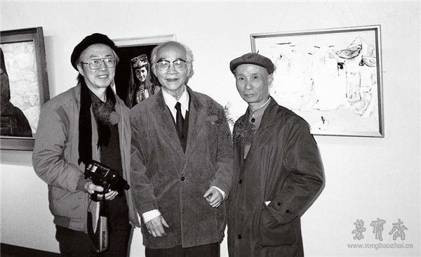 1990年，罗尔纯与吴作人（中）、潘世勋（左）摄于高格画廊举办的《中国油画名作展》展厅