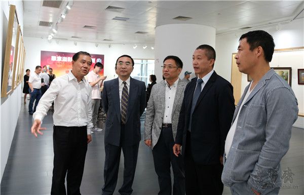 ​何百明先生、邓晓贤先生、周伯林先生、朱挺先生、温伟文先生参观展览