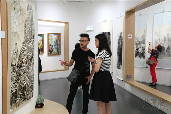 参展艺术家麦光荣先生接受记者采访