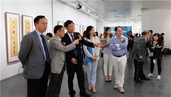 罗江副部长、姜在忠社长现场观看展览
