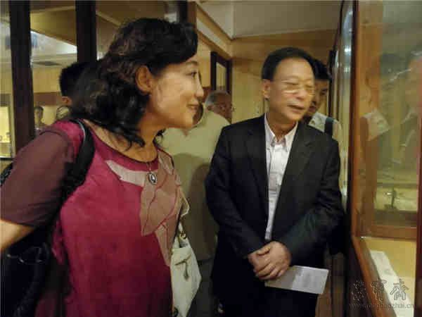 著名画家、王镛先生夫人李小芳老师与吴悦石先生参观香港大学美术馆
