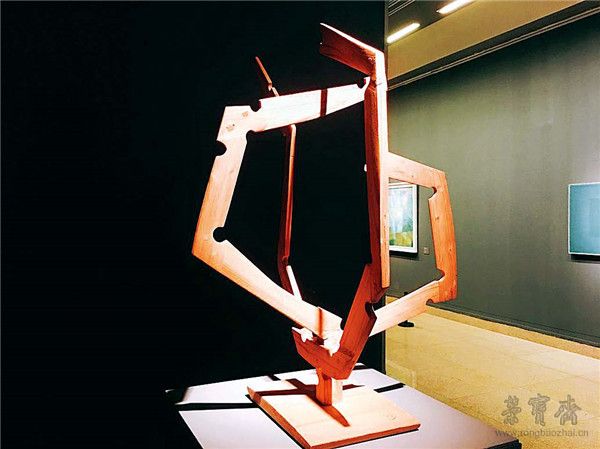 维陶塔斯·谢利斯 花环 61cm×45cm×45cm 木头 1992