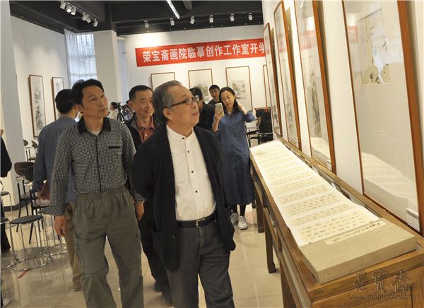 导师郭石夫先生参观展览现场