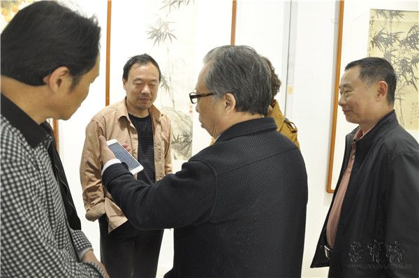 导师郭石夫先生在展览现场和学员一起交流