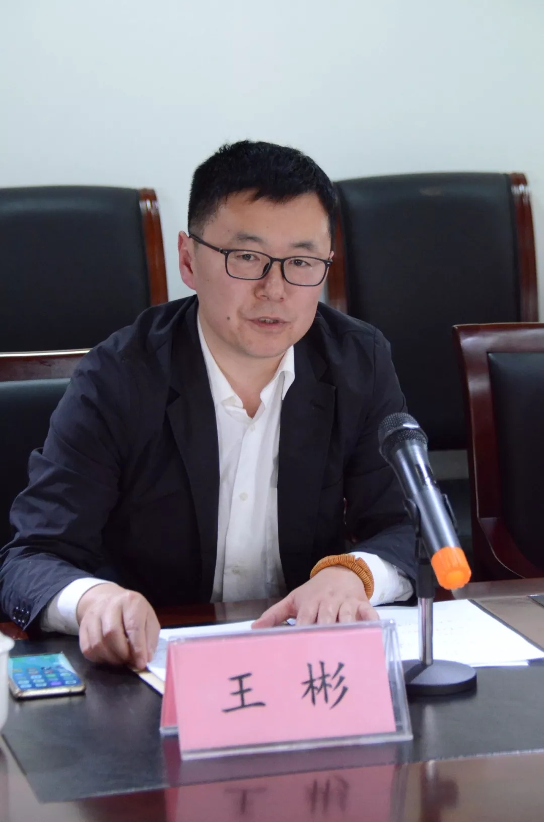 荣宝斋天津分店经理王彬先生在开班仪式上讲话