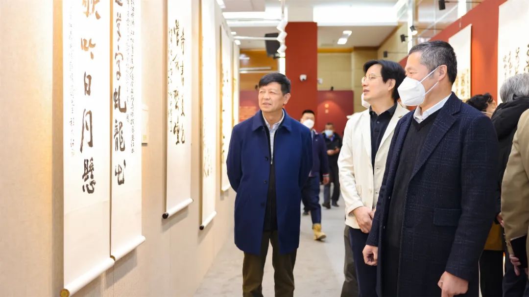 嘉宾观展照片