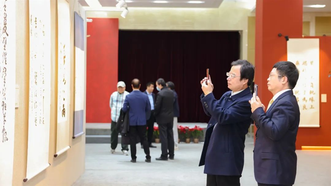 嘉宾观展照片