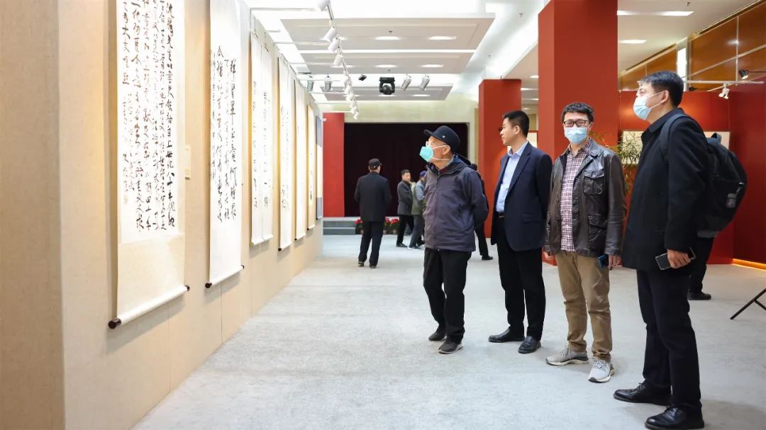 嘉宾观展照片