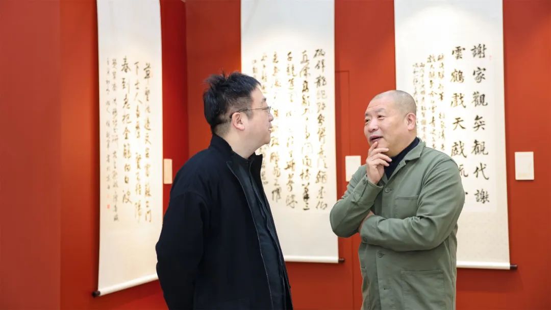 嘉宾观展照片