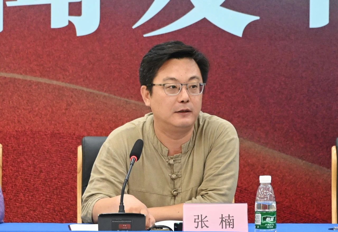 中国国家画院信息中心主任张楠主持新闻发布会