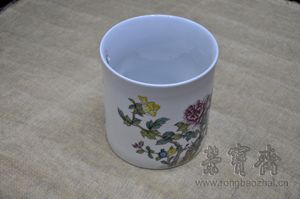 105件粉彩笔筒