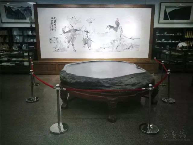 店内巨型端砚与范曾画作