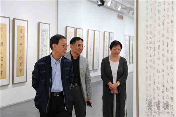 吴悦石夫妇于现场观看展览