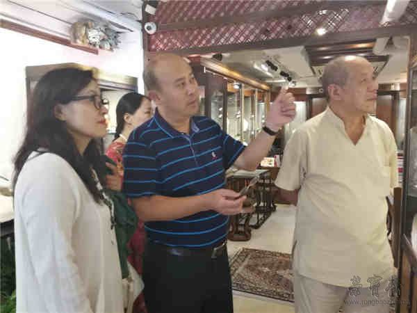 书法家王文英女士、许雄志先生、林坚璋先生参观古董店