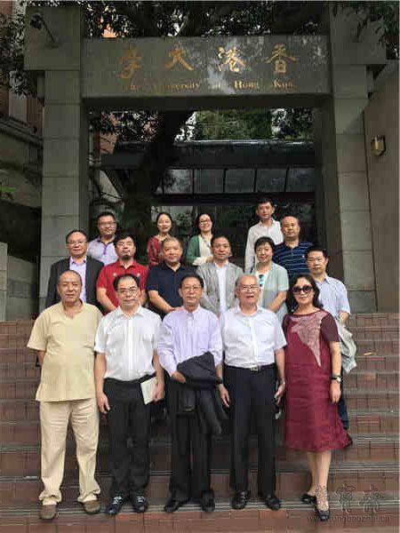 参展书法家在香港大学前合影