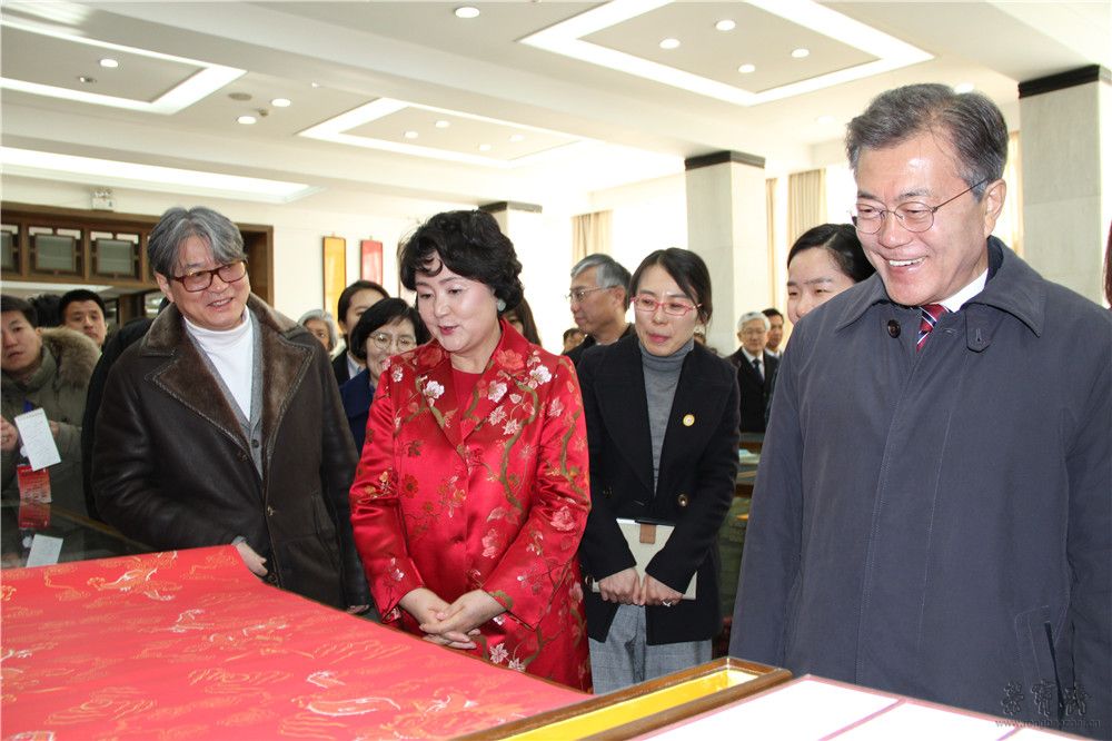 韩国总统文在寅参观荣宝斋文房用品部